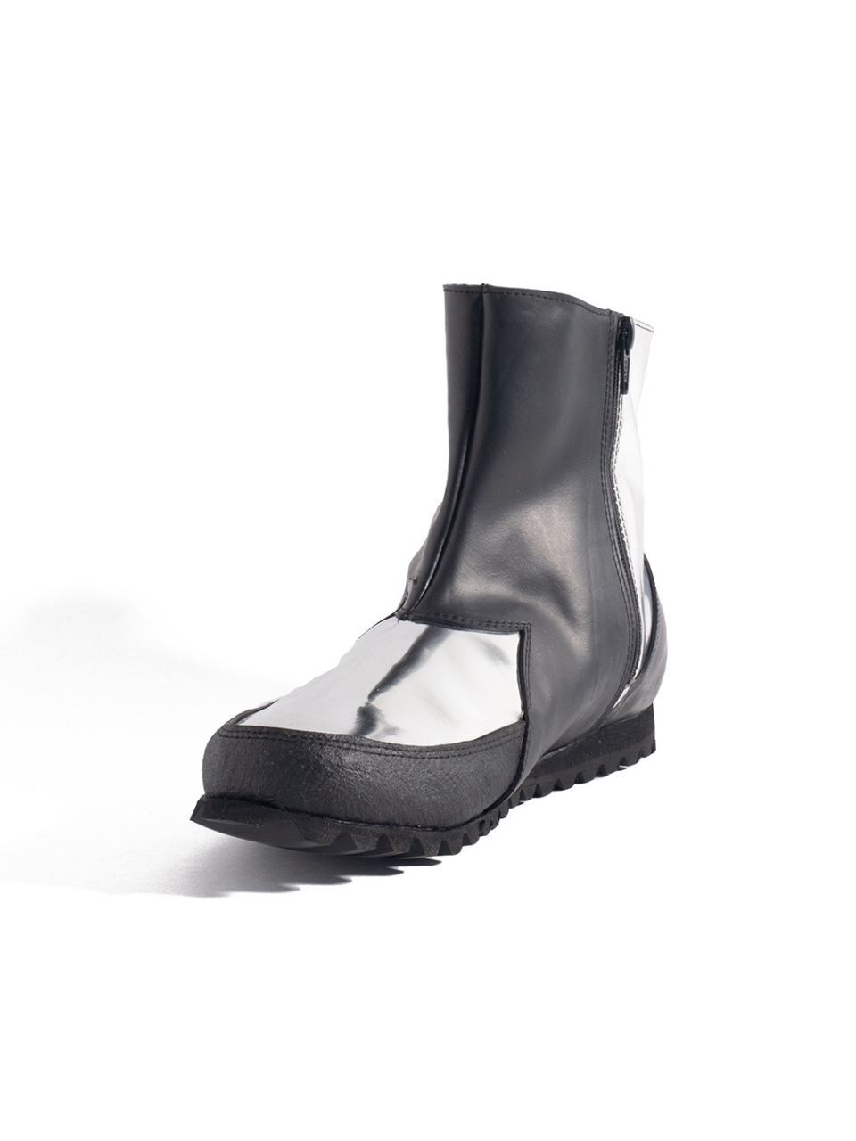 Botas Andrómeda con diseño asimétrico futurista, en neumático reciclado y material sintético plateado tipo espejo