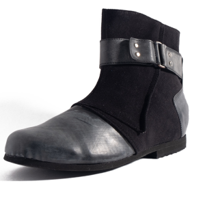 Bota Ofiuco con cremallera interna y corte asimétrico, diseño limpio y correa superior