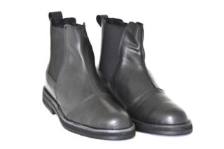 Botas Tarso en vista lateral mostrando el diseño tipo Chelsea, fabricadas en neumático reciclado con suela de caucho de 2,5 cm y pespunte negro.