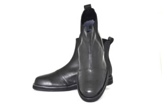 Dos Botas Tarso vistas de frente, mostrando el diseño tipo Chelsea con refuerzo elástico lateral y pespunte negro, elaboradas en neumático reciclado.