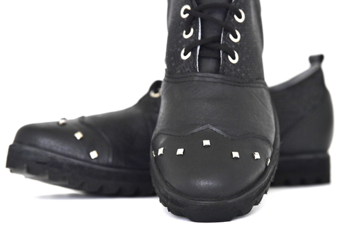 Zapatos Escafoide vista de detalle, hecha con neumático reciclado en Colombia para uso urbano