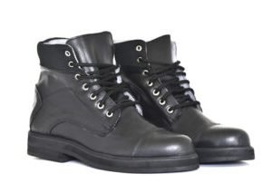 Par de Botas Metacarpio elaboradas en piel de neumático reciclado, con diseño de 7 ojales, suela de caucho de 3,2 cm y detalles de refuerzo acolchado en el talón.