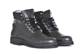Par de Botas Metacarpio elaboradas en piel de neumático reciclado, con diseño de 7 ojales, suela de caucho de 3,2 cm y detalles de refuerzo acolchado en el talón.