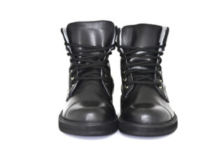 Botas Metacarpio vistas de frente, mostrando el sistema de cierre acordonado con 7 ojales, confeccionadas en piel de neumático reciclado con suela gruesa de 3,2 cm.